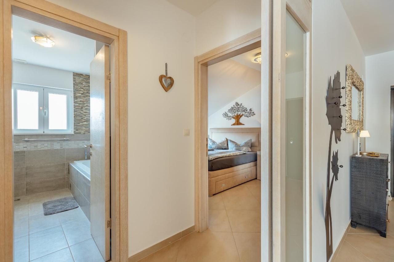 Apartment Penthouse Savina แฮร์เซ็ก-โนวี ภายนอก รูปภาพ